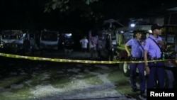 在菲律宾的缉毒行动中警察站在马尼拉市中心一名男子被杀的现场警戒线后。（2017年8月17日）