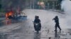 2018年5月28日，在尼加拉瓜马纳瓜举行的抗议尼加拉瓜总统丹尼尔·奥尔特加活动期间，一名警察用霰弹枪瞄准两名骑摩托车的男子。 