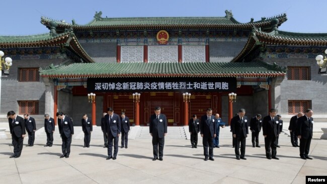 习近平带领中共领导人在北京中南海园内为新冠死难者举行默哀。（2020年4月4日）