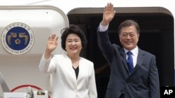 South Korean President Moon Jae-in and his wife, Kim Jung-sook, wave before leaving for the United States at the Seoul military airport in Seongnam, South Korea, June 28, 2017. Moon left for the United States for a summit meeting with his U.S. counterpart