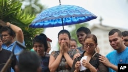 Relatives cry during the burial of an inmate killed in a prison riot, at the Parque Taruma cemetery, in Manaus, Brazil, Jan. 4, 2017.