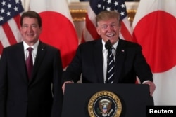 Presiden AS Donald Trump menghadiri pertemuan dengan para pebisnis Jepang bersama Dubes AS untuk Jepang William Hagerty di Tokyo, 25 Mei 2019.