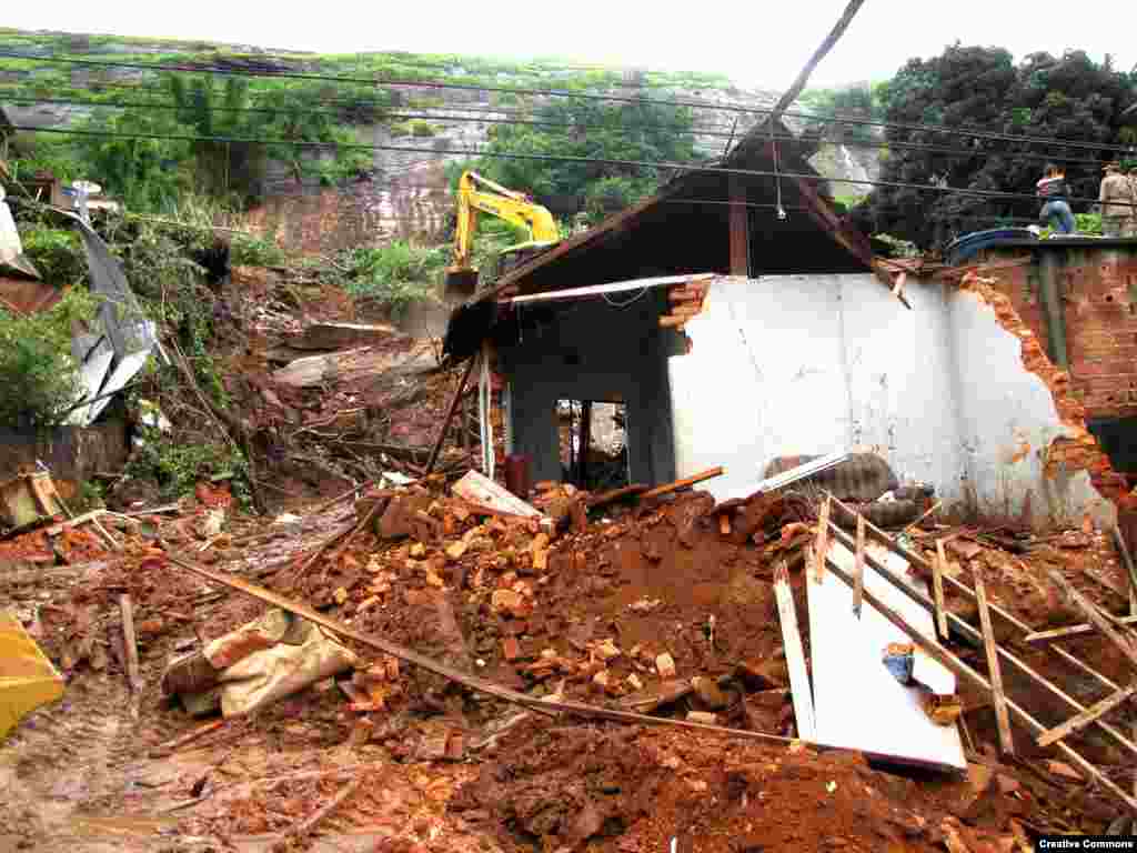 Heavy rains in southeastern Brazil caused a dam in the town of Campo de Goytacazes to burst and flood the area, January, 2012. (Melissa Martins Casa Grande)