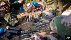 Pemberontak Kachin menunjukkan amunisi yang berhasil mereka sita dari pasukan Burma di kota Laiza (foto: Desember 2012). 