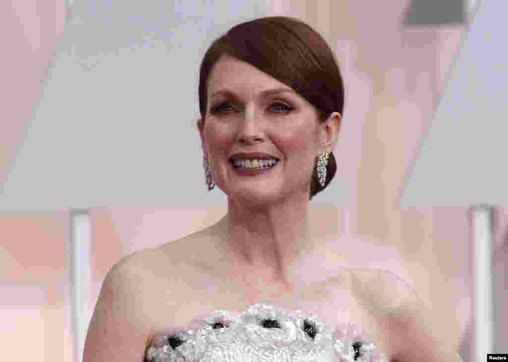 Julianne Moore, penerima nominasi aktris terbaik untuk perannya dalam film &quot;Still Alice,&quot; mengenakan gaun berwarna krem dan metalik buatan Chanel ketika tiba di Academy Awards ke-87 di Hollywood, California, 22 Februari 2015.