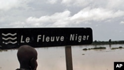 A Nigerien boy looking at the Niger River near Zinder (Aug 2010 file photo)