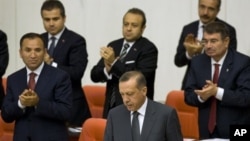 Para menteri memberikan tepuk tangan dalam sebuah sidang kabinet yang dipimpin Perdana Menteri Tayyib Erdogan (Foto: dok). Kabinet Turki sedang menggelar sidang terkait pesawat temur yang ditembak jatuh di Suriah. 