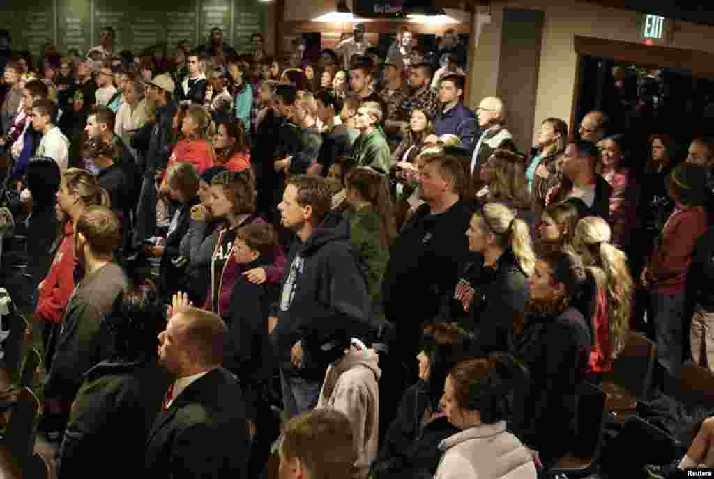 Warga setempat menghadiri doa bersama di gereja Grove, untuk para korban penembakan di SMA Marysville-Pilchuc, negara bagian&nbsp;Washington (24/10). 