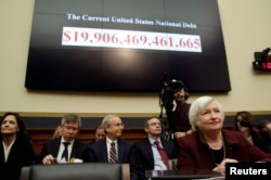 ປະທານ​ທະນາຄານ​ກາງ ທ່ານ​ນາງ Janet Yellen ລໍ​ໃຫ້​ການລາຍ​ງານລາຍໄຕ​ມາດ ປະຈຳ​ປີ ​ກອງ​ປະຊຸມ​ຄະນະ​ກຳມະການ​ການ​ເງິນ​ໃນ​ນະຄອນ​ວໍ​ຊີງ​ຕັນ, 15 ກຸມພາ, 2017.