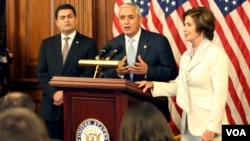 El presidente de Guatemala, Otto Pérez Molina, habla junto a Nancy Pelosi (derecha) y el mandatario hondureño, Juan Orlando Hernández. [Foto: Mitchell Marlow, VOA].