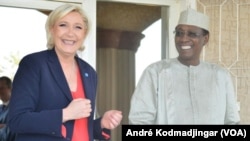 Marine Le Pen et le président tchadien Idriss Déby Itno à Amdjarass, Tchad, le 21 mars 2017. (VOA/André Kodmadjingar)