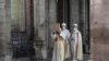 Rektor Katedral Notre-Dame Patrick Chauvet memimpin prosesi sebagai bagian dari prosesi upacara Kamis Putih di Katedral Notre-Dame, yang terbakar pada tahun 2019, di Paris, Perancis 1 April 2021. (Foto: Christophe Ena via REUTERS)