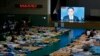  한국 전남 진도군 실내체육관에 머물고 있는 세월호 침몰 사고 실종자 가족들이 27일 정홍원 총리의 사의 표명 긴급 기자회견 중계를 바라보고 있다.