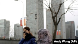 北京人看到了“APEC蓝”之后，雾霾在APEC峰会结束之际又无声地潜回京城。（2014年11月11日）