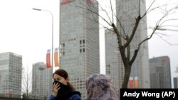 北京人看到了“APEC蓝”之后，雾霾在APEC峰会结束之际又无声地潜回京城。（2014年11月11日）