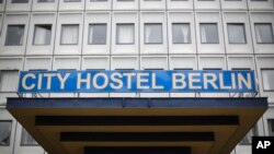ພາບທາງເຂົ້າຂອງໂຮງແຮມ City Hostel Berlin ຕັ້ງຢູ່ໃນ
ບໍລິເວນຂອງສະຖານທູດ ເກົາຫຼີເໜືອ ໃນນະຄອນຫຼວງ ເບີລິນ.
10 ພຶດສະພາ, 2017.