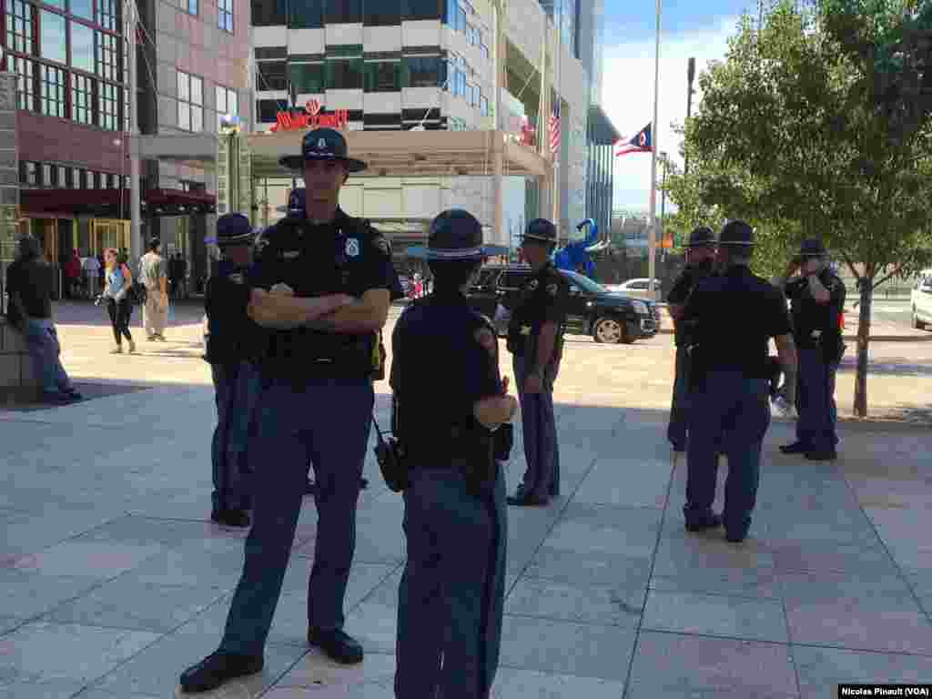 Des policiers patrouillent en nombre dans les rues de pour assurer la sécurité de la convention républicaine, Cleveland, le 18 juillet 2016 (VOA/Nicolas Pinault)
