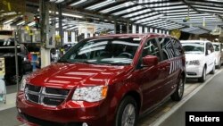 Mobil Fiat Chrysler, minivan Dodge di pabrik Windsor di Windsor, Ontario, 9 Februari 2015. (Foto: dok.)