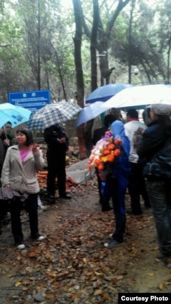 悼念者5月4日冒雨在灵岩山祭拜林昭墓