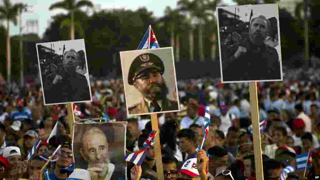 Des photos du défunt Fidel Castro lors de ses funéraille à Santiago, Cuba, le 3 décembre 2016.