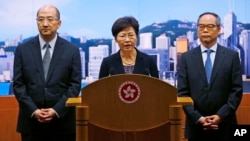 Pejabat Hong Kong, Carrie Lam (tengah) memberikan keterangan pers mengenai pembatalan perundingan hari Kamis (9/10).