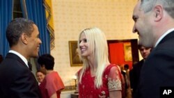 萨拉希夫妇混入国宴并和奥巴马握手