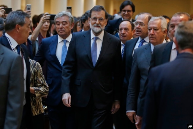 El presidente del gobierno español Mariano Rajoy a su llegada al Senado en Madrid, para pedir poderes especiales contra la secesión de Cataluña.