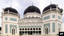 Masjid Besar Al Mashun, Medan, Sumatra Utara, Indonesia, 12 Mei 2010. (AP Photo/Binsar Bakkara)