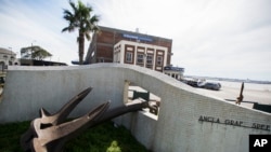 El ancla del Graf Spee es exhibida en el puerto de Montevideo, Uruguay.