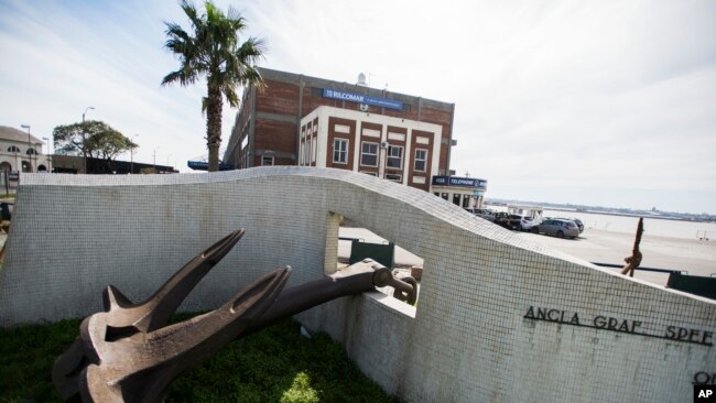 El ancla del Graf Spee es exhibida en el puerto de Montevideo, Uruguay.