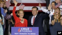 Ted Cruz (kanan) bersama Carly Fiorina dalam pengumuman di Indianapolis, Indiana, Rabu (27/4).