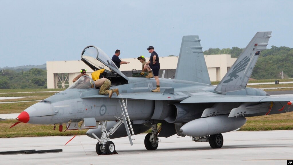 (资料照）停落在关岛美军安德森空军基地的一架澳大利喷气式战机正在为参加一次训练做准本工作。(photo:VOA)