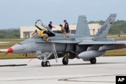 Tư liệu- Chiến đấu cơ Úc sẵn sàng cho một sứ mạng huấn luyện tại Căn cứ Không quân Andersen trên đảo Guam của Mỹ, ngày 7/2/2013.
