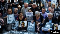 지난해 4월 터키 이스탄불에서 제1차 세계대전 당시 터키의 '아르메니아인 대량 학살' 사건을 기념하기 위해 모인 인권 운동가들이 희생자들의 사진을 들고 있다.