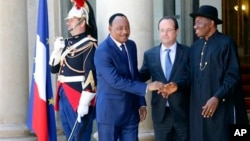 Shugaban Nijer Mahamadou Issoufou, Shugaban Faransa Francois Hollande da Shugaban Najeriya Goodluck Jonathan a wajen Taro kan Tsaro a Najeriya, a Zauren Elysee a Paris, 17 ga, Mayu 2014.