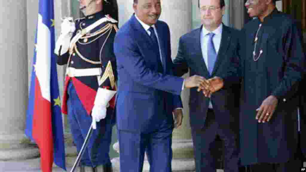 Shugaban Nijer Mahamadou Issoufou, Shugaban Faransa Francois Hollande da Shugaban Najeriya Goodluck Jonathan a wajen Taro kan Tsaro a Najeriya, a Zauren Elysee a Paris, 17 ga, Mayu 2014.