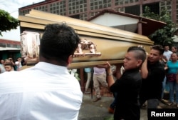 Relatives carry the coffin of Orlando Cordobas, 15, who was shot during recent protests against Nicaraguan President Daniel Ortega's government in Managua, Nicaragua, June 1, 2018.