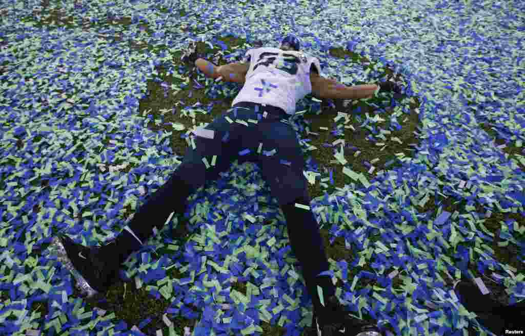 Seattle Seahawks Malcom Smith makes an &#39;angel&#39; in the confetti after his team defeated the Denver Broncos in the Super Bowl XLVIII football game in East Rutherford, New Jersey, Feb. 2, 2014.