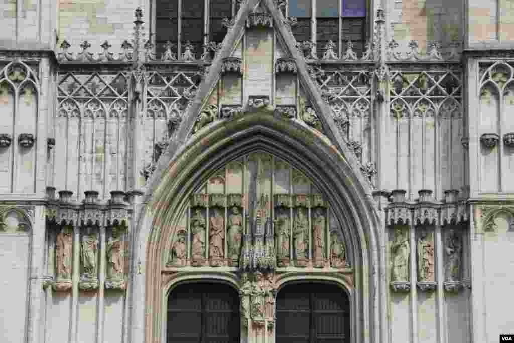 بروکسل در آستانه نشست کشورهای عضو سران ناتو - نمایی نزدیک از کلیسای جامع شهر بروکسل که در ۱۰۴۷ میلادی سنگ بنای آن نهاده شد و چندبار تغییر کرد.