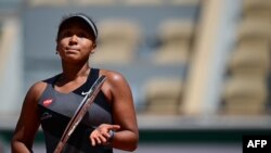 Naomi Osaka célèbre sa victoire contre Patricia Maria Tig lors du tournoi de tennis de Roland Garros, France, le 30 mai 2021.