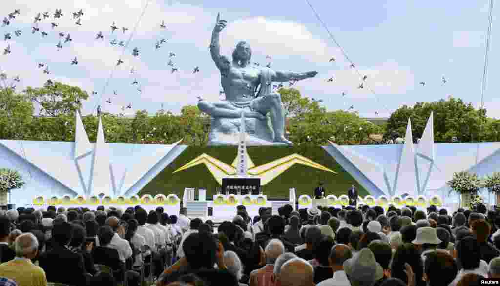 Una suelta de palomas frente a la Estatua de la Paz en Nagasaki, fue realizada como parte central de las conmemoraciones del 68&ordm; aniversario de la bomba atómica.