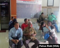 Masyarakat yang menunggu giliran donor darah di kantor PMI Surabaya, Surabaya, 15 Mei 2018. (Foto: VOA/Petrus Riski)