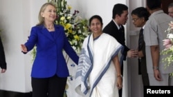 Menteri Luar Negeri AS Hillary Clinton dan gubernur negarabagian Benggala Barat, Mamata Banerjee di Kolkata (7/5).