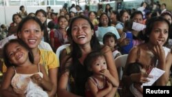 Mujeres participantes en una charla sobre planificación familiar en Manila.