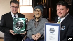 Foto yang diambil tanggal 15 Oktober 2012 dan dirilis oleh kota Kyotango ini menampilkan sosok Jiroemon Kimura (tengah) saat berpose bersama Craig Glenday, Pemimpin Redaksi Guinness World Records (tengah) dan Frank Foley, wakil dari Guinness World Records Asia-Pacific seusai menerima sertifikat sebagai pria tertua di dunia di Kyoto, Jepang (Foto: dok). Kimura meninggal dunia pada usia 116 tahun.