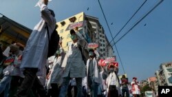 Para dokter Myanmar berpartisipasi dalam pawai "Gerakan Pembangkangan Sipil" di Yangon, Myanmar, 25 Februari 2021. (Foto: AP) 