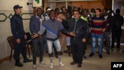 Les migrants subsahariens s'affrontent avec de jeunes Marocains à Casablanca, Maroc, 24 novembre 2017.