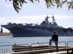 Le navire de guerre USS Kearsarge en route vers les côtes libyennes