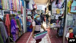 ရန်ကုန်မြို့က ဈေးဝယ်စင်တာတခုမှာ တွေ့ရတဲ့ အဝတ်အထည်ဆိုင်တချို့။ (မေ ၁၇၊ ၂၀၂၀)