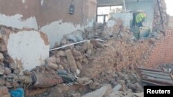 지난 1일 이란 케르만주 라바르시에서 지진으로 건물이 무너져 내렸다.